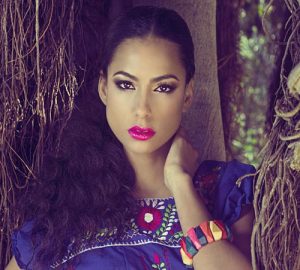 mirada felina y color tierra