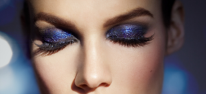 maquillaje de ojos con tonos azules