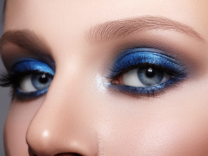 maquillaje de ojos con tonos azules