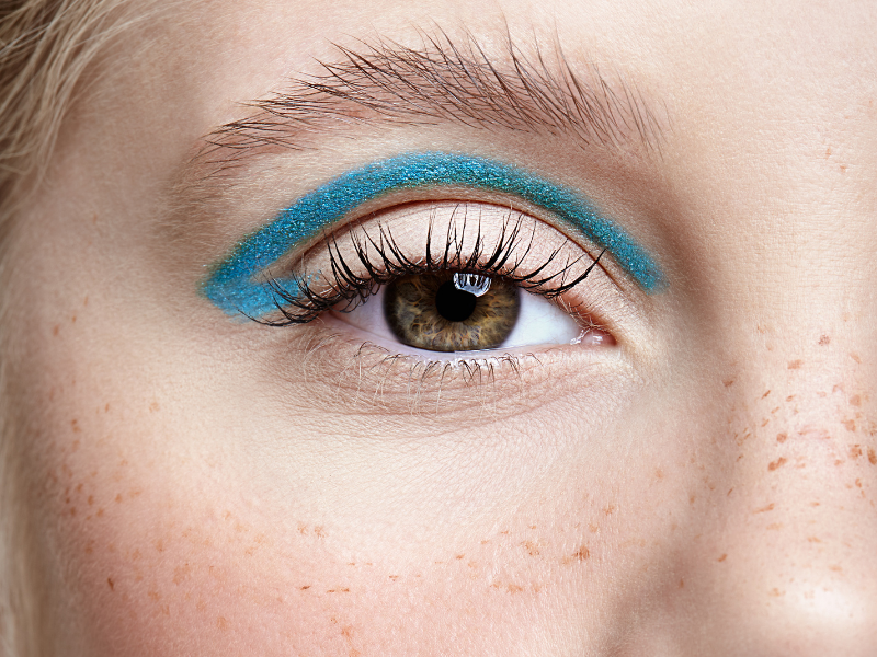 maquillaje de ojos con tonos azules