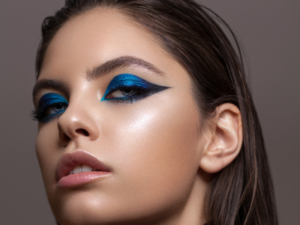 maquillaje de ojos con tonos azules