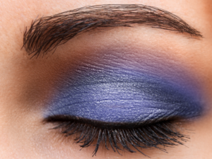 maquillaje de ojos con tonos azules